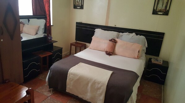 Roupas de cama premium, frigobar, cofres nos quartos, escrivaninha