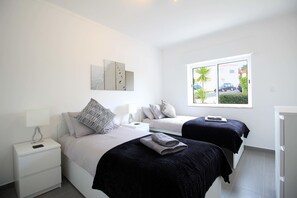 2 bedrooms, WiFi, bed sheets - Casa Scarlett, Walk to beach, Communal Pool (Carvoeiro)