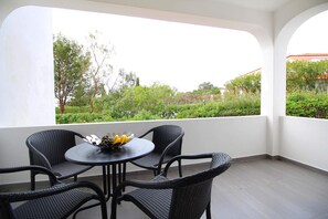 Outdoor dining - Casa Scarlett, Walk to beach, Communal Pool (Carvoeiro)