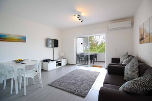 TV, DVD player - Casa Scarlett, Walk to beach, Communal Pool (Carvoeiro)