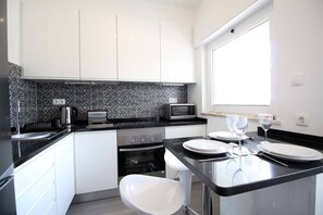 Réfrigérateur, four à micro-ondes, un four, surface de cuisson