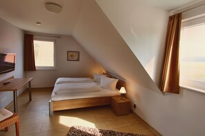 2 slaapkamers, een kluis op de kamer, een bureau