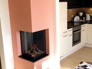 Een koelkast, een magnetron, een oven, een vaatwasser