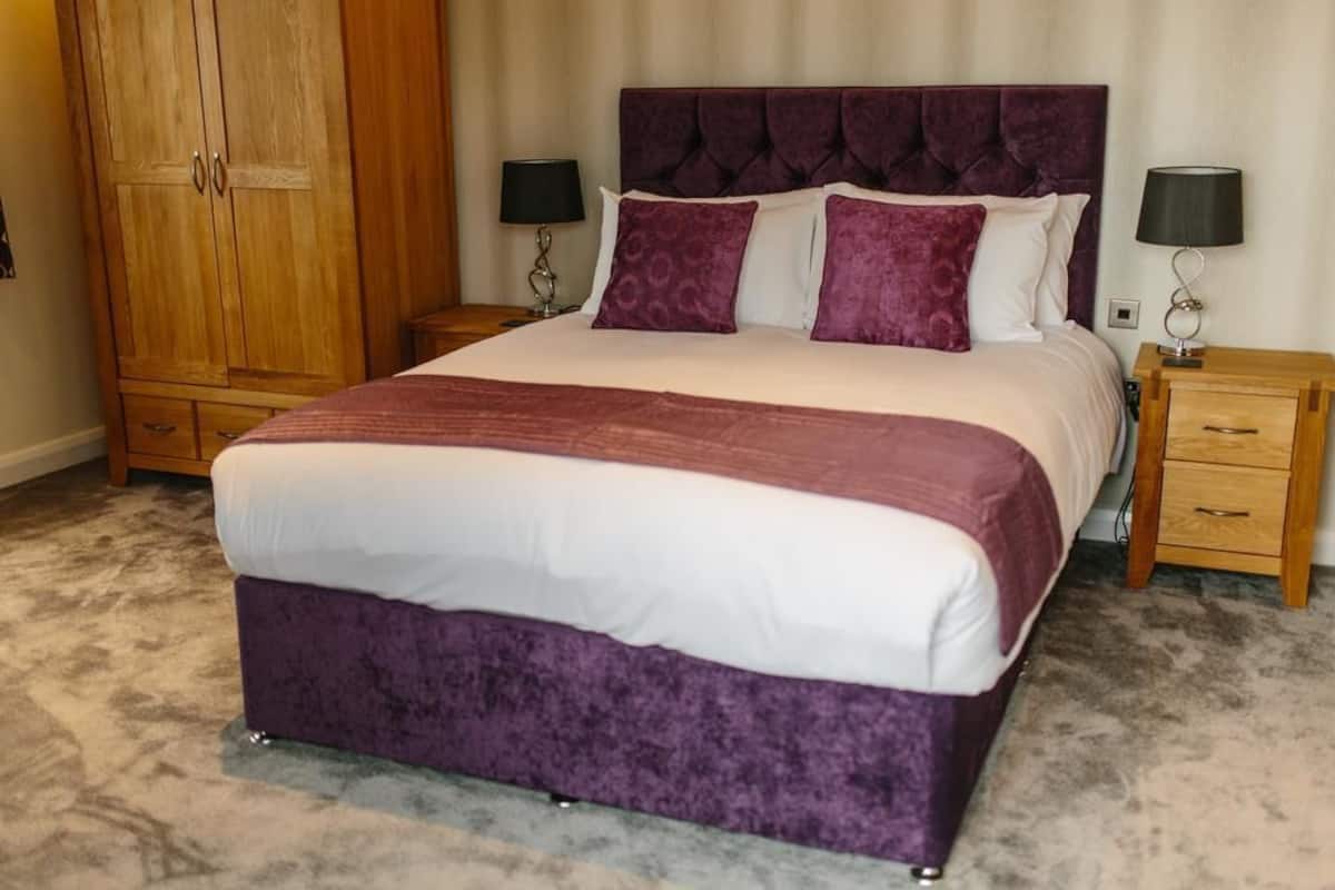 Kamer, 1 kingsize bed, uitzicht op meer | Luxe beddengoed, een strijkplank/strijkijzer, gratis wifi, beddengoed