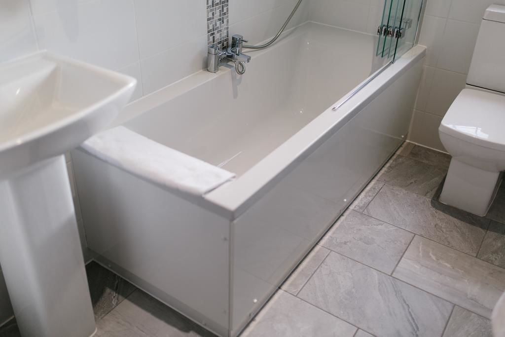 Une salle de bain moderne avec une baignoire, un lavabo et des toilettes.