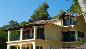 Coffres-forts dans les chambres, fer et planche à repasser