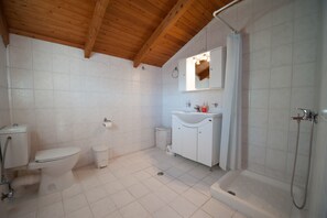 A bathroom with a toilet, sink, and bathtub.