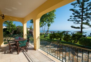 In-room safe, iron/ironing board, free WiFi, bed sheets - Zarkadis Beach Apartments (Zakynthos)