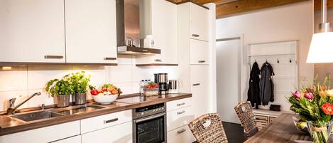 Kühlschrank, Ofen, Geschirrspüler, Wasserkocher mit Kaffee-/Teezubehör