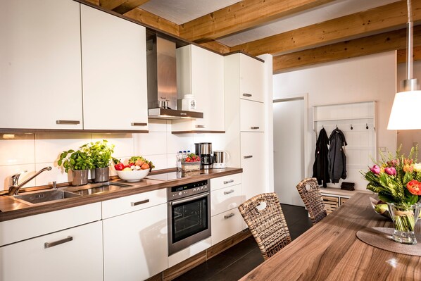 Kühlschrank, Ofen, Geschirrspüler, Wasserkocher mit Kaffee-/Teezubehör
