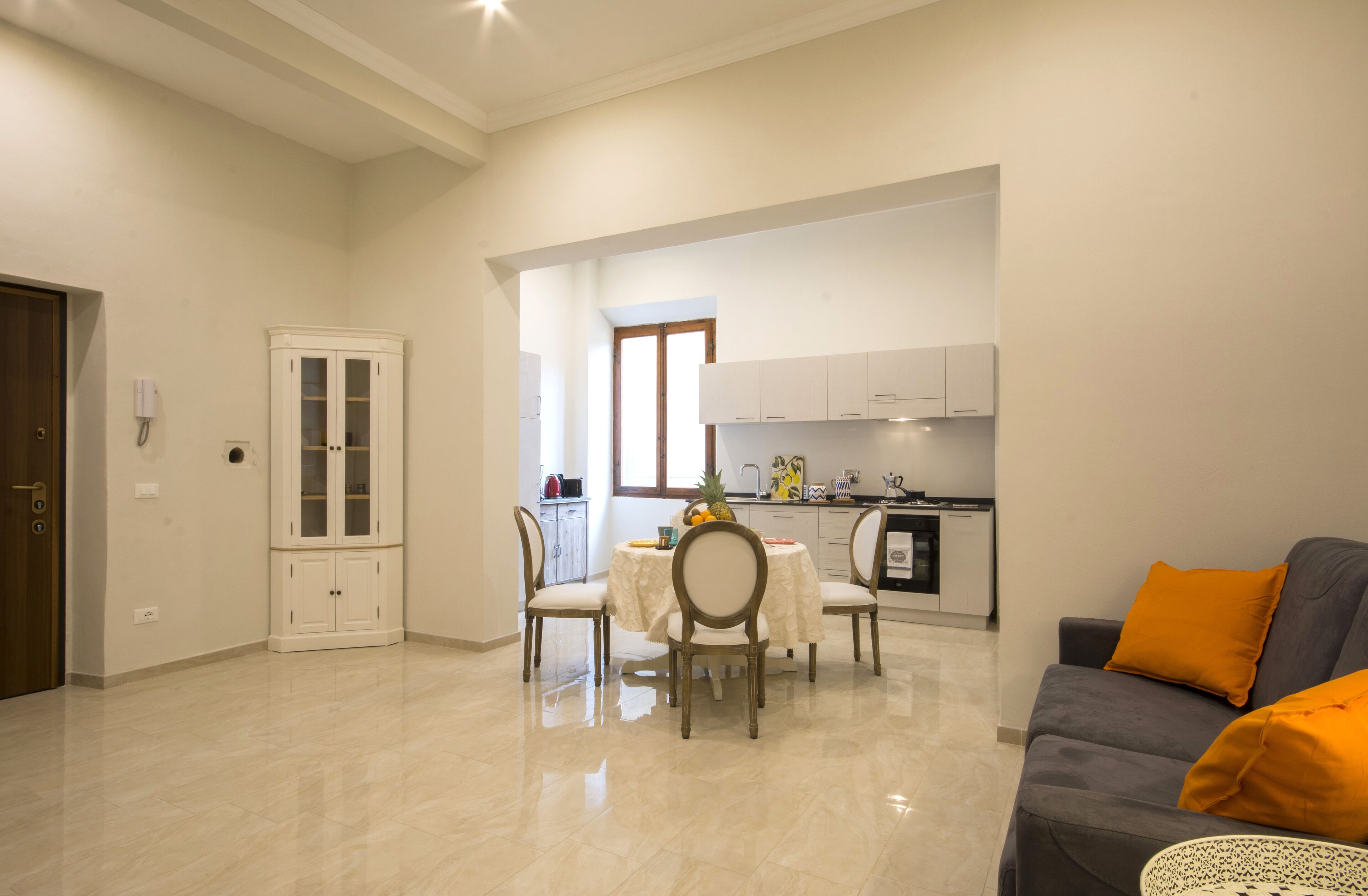 浪漫公寓客房, 2 間臥室 | 起居區 | 平面電視