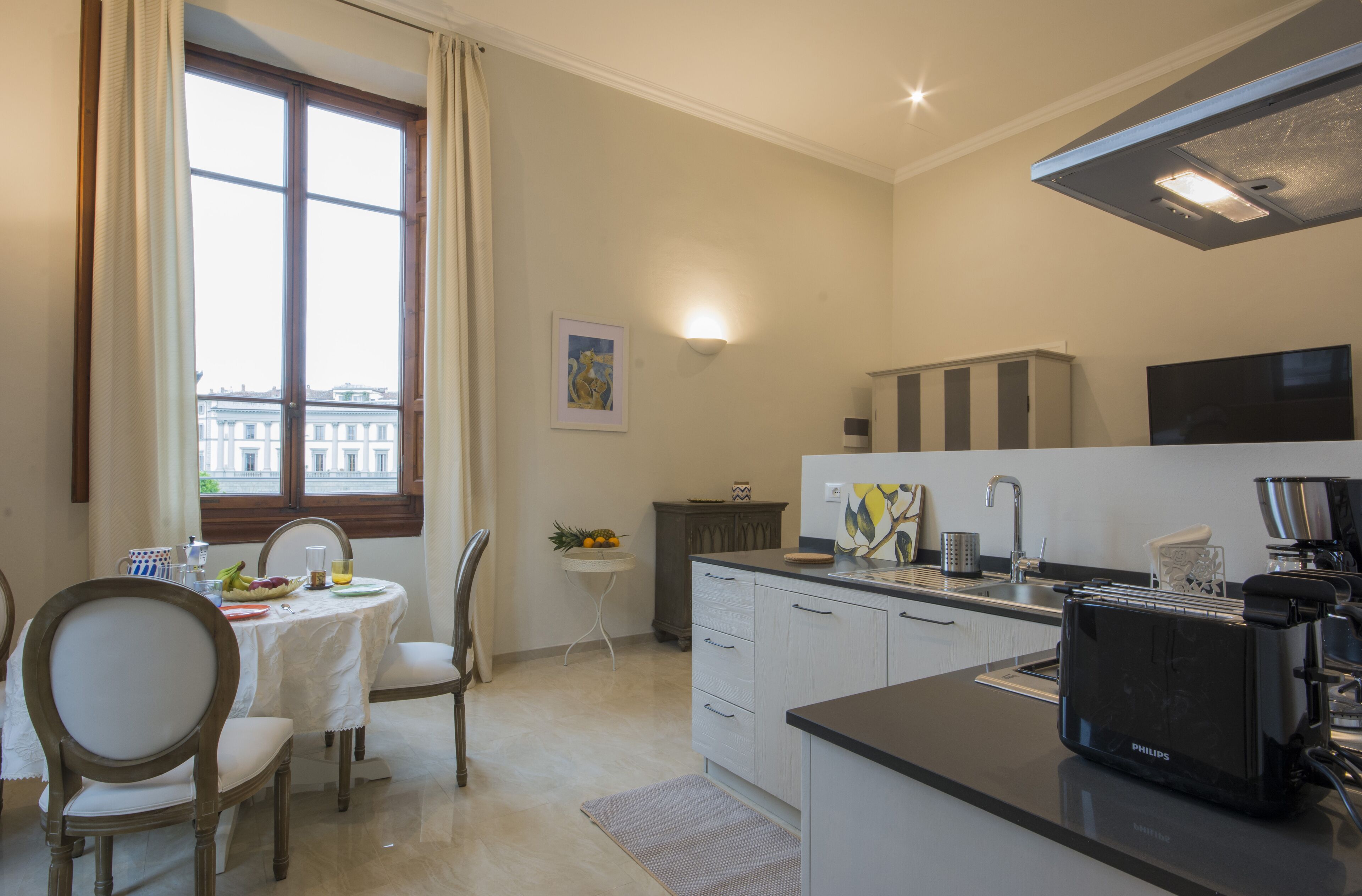 Apartamento Deluxe | Zona de estar | Una televisión de pantalla plana
