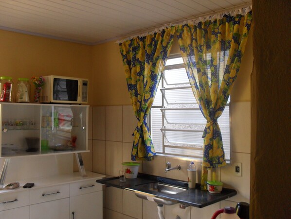 Basic Townhome, 2 Bedrooms, Smoking | Private kitchen | Shared fridge, microwave - Casa do Professor (Olímpia)