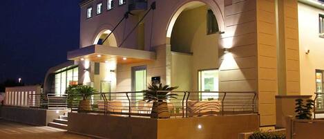 المنشأة من الخارج