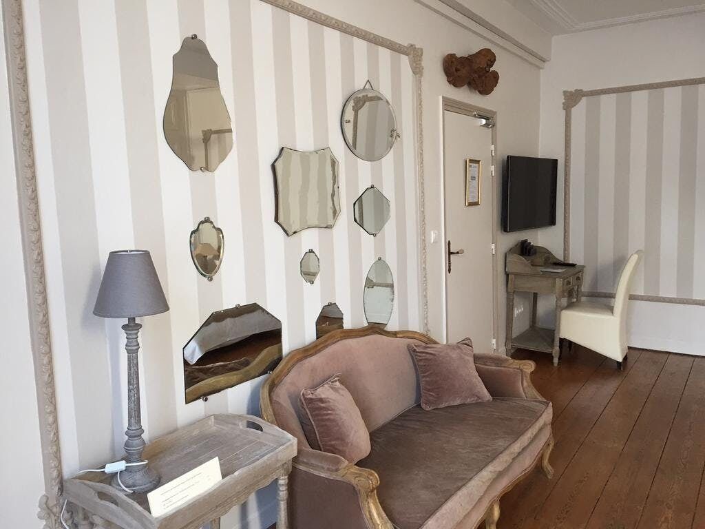 Chambre Double (La Rempart) | Coin séjour | Télévision à écran plat