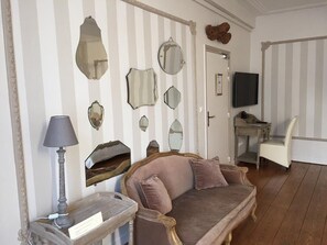 Tweepersoonskamer (La Rempart) | Woonruimte | Flatscreentelevisie