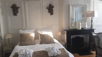 Kamar Double (La Rempart) | Seprai premium, bantalan ekstra lembut, dan didekorasi berbeda-beda