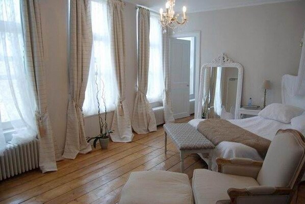 Tweepersoonskamer (La Beffroi) | Luxe beddengoed, pillowtop-bedden, individueel gedecoreerd