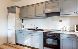 Geladeira, micro-ondas, cooktop, cafeteira/chaleira