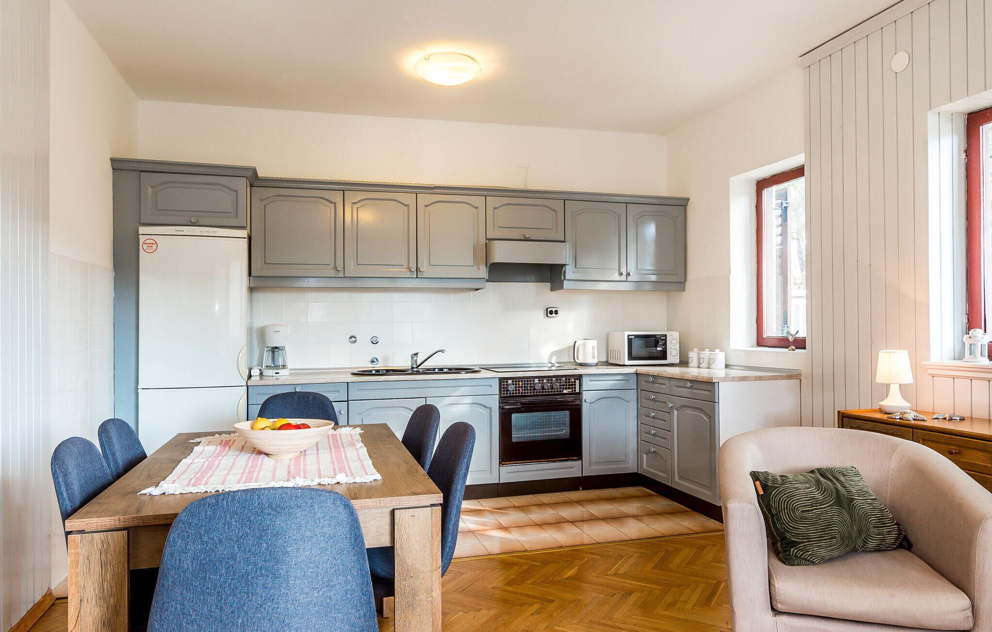 Fridge, stovetop, coffee/tea maker