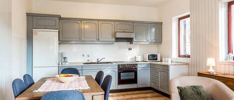 Fridge, stovetop, coffee/tea maker