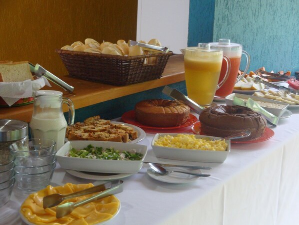 Free daily full breakfast - Pousada Bugio (Angra dos Reis)