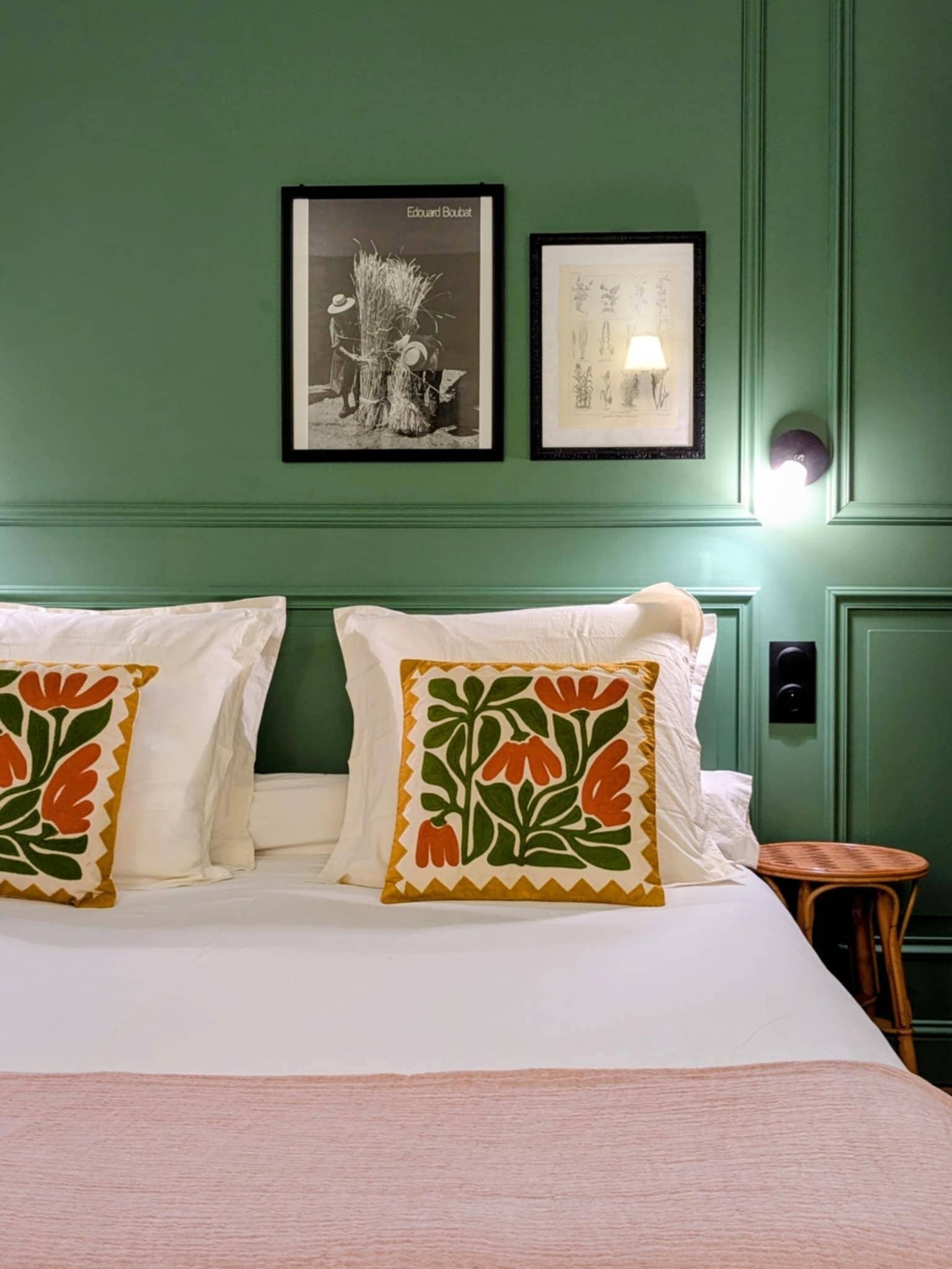 ห้องทริปเปิล | ห้องพักตกแต่งอย่างมีเอกลักษณ์, ตกแต่งพิเศษโดยเฉพาะ, โต๊ะทำงาน