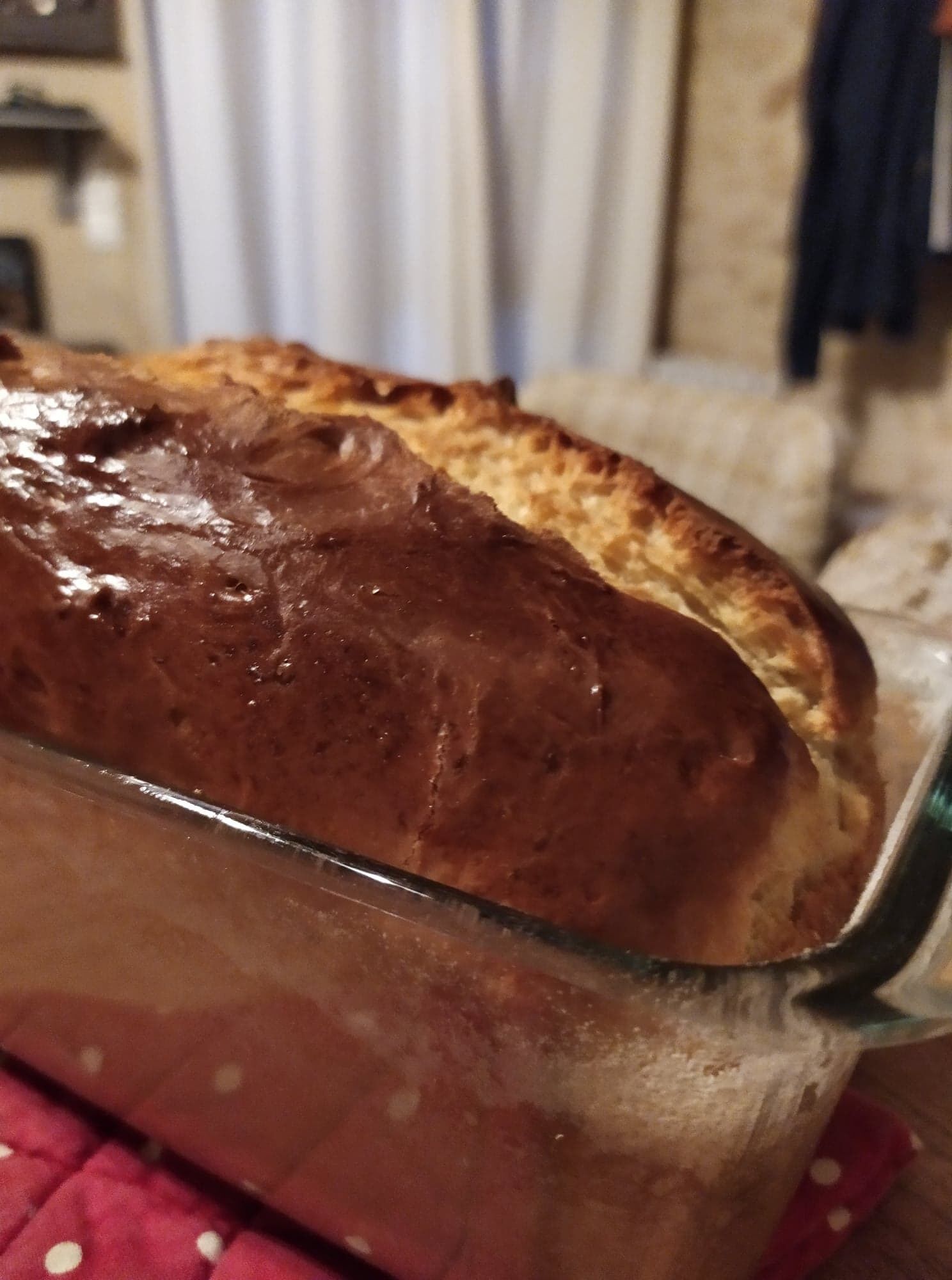 Ein Brotlaib in einer Glasschale.
