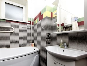 Apartment, 2 Bedrooms | Bathroom | Combined shower/tub, free toiletries, towels