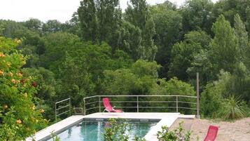 Piscine extérieure (ouverte en saison), parasols de plage
