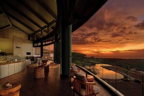 2 bares o lounges, 3 bares junto a la alberca, bar en la playa