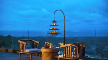 3 restaurants; breakfast, lunch and dinner served