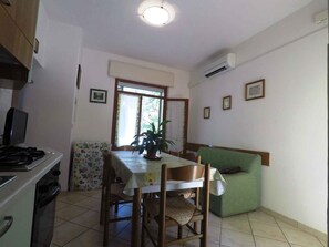 Fridge, microwave, oven, stovetop - Holiday apartment mit Klimaanlage und Balkon (Rosolina Mare)