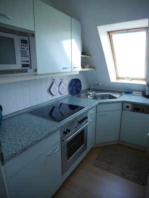 Kühlschrank, Mikrowelle, Ofen, Geschirrspüler