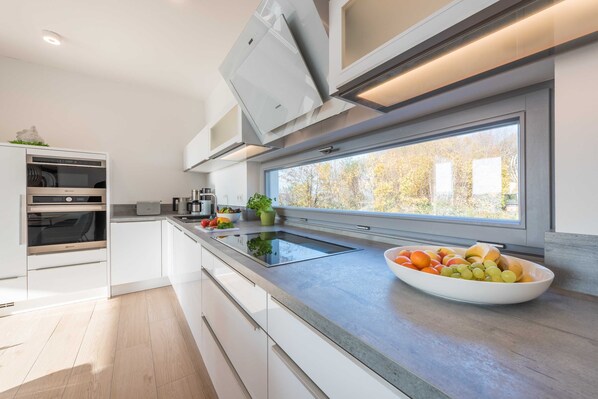 Kühlschrank, Mikrowelle, Ofen, Geschirrspüler