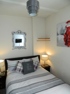 Blackout curtains, iron/ironing board, free WiFi, bed sheets - Stoneway Guest House (Bridgnorth)