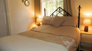 Tirai kedap cahaya, setrika/meja setrika, Wi-Fi gratis, dan seprai linen