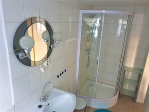 Shower - Vacation apartment 5 - Stork view (Dargen)