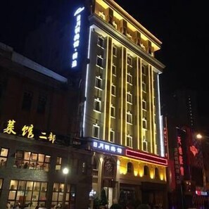 Front of property - evening/night - Riyueming Select Hotel (Dalian)
