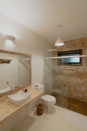 Vierbettzimmer, Erdgeschoss | Badezimmer | Dusche, kostenlose Toilettenartikel, Haartrockner, Handtücher