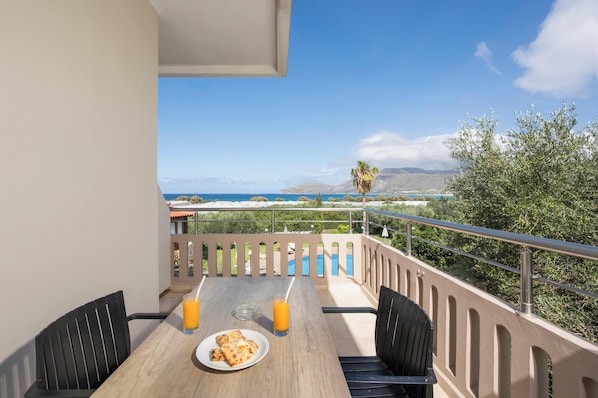 Habitación triple (5) | Vista del balcón