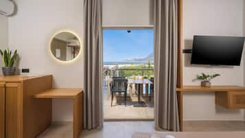 Double Room (4) | 1 bedroom, in-room safe, soundproofing, iron/ironing board