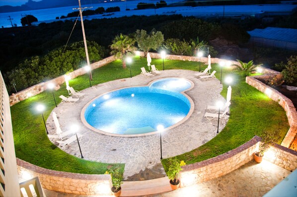 Sesongbasert utendørsbasseng, bassengparasoller og solsenger