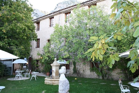 Taman. La Bastide Du Paradou 2