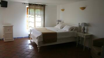 Minibar, in-room safe, soundproofing, free WiFi