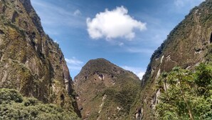 A mountainous landscape with a prominent peak and lush greenery. - Hostal Vista Waynapata (Machu Picchu)