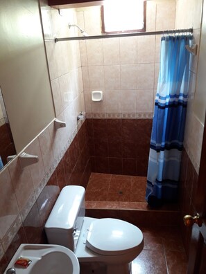 Basic Twin Room, 1 Bedroom, Mountain View | Bathroom | Shower, rainfall showerhead, free toiletries, towels - Hostal Vista Waynapata (Machu Picchu)
