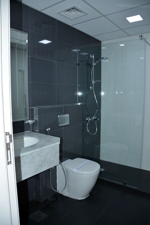 Ducha, artículos de tocador gratuitos, pantuflas, toallas