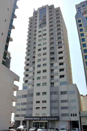 Front of property – evening/night - President Waves (Manama)