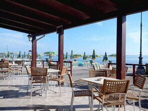 Privat strand i närheten, gratis strandcabanor, solstolar och parasoller